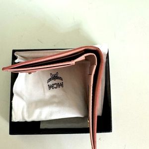 Clean out my closet. It still in good condition, come with box and dustbag.